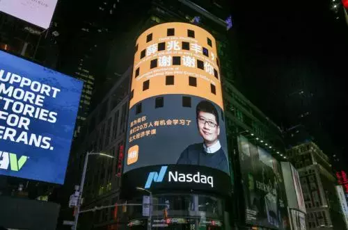 纽约时代广场大屏的中国生意：10秒收万元专人拍照，微商最爱炫耀